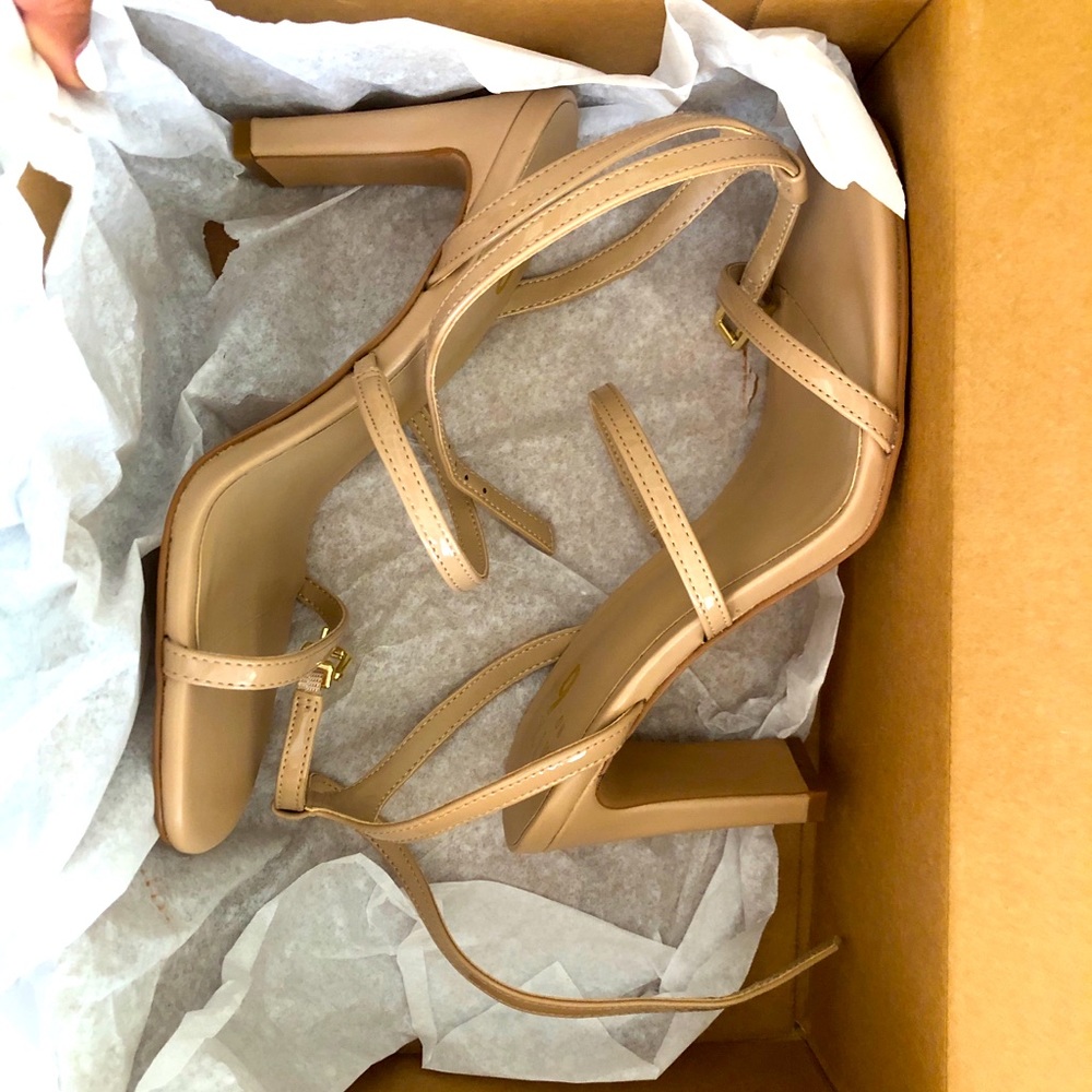 BRAND NEW HEEL SANDALS
Originally 60$